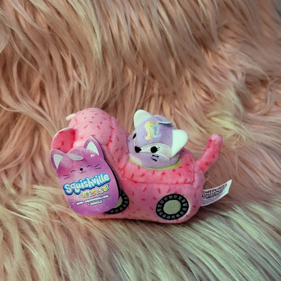 Squishmallow 2 Inch Sharde the Fox Squishville Vehicle - Picture 3 of 7